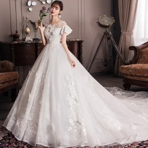 Elegant Elfenben Empire Gravid Brudekjoler 2019 Scoop Halsen Appliques Blonder Blomst Bell Ermer Ryggløse Cathedral Train
