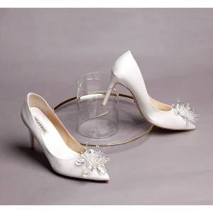 Snygga Fina Elfenben Brudskor 2019 Läder Kristall 9 Cm Stilettklackar Spetsiga Bröllop Pumps