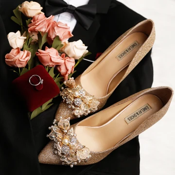 Brillante Oro Zapatos De Novia 2019 Cuero Con Encaje Flor Lentejuelas Perla Rhinestone 9 Cm Stilettos Tacones De Aguja Punta Estrecha Boda Tacones