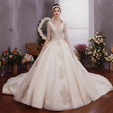 Charmant Champagne Robe De Mariée Robe Boule 2019 Col V Profond Perlage Gland Perle En Dentelle Fleur Paillettes Manches Courtes Dos Nu Royal Train