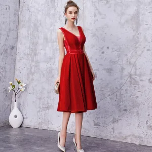 Chic Beautiful Burgundy Homecoming Graduation Dresses 2019 A Line Princess V Neck Sleeveless Backless Knee Length Formal Dresses