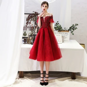 Chic Belle Bordeaux De Retour Robe De Graduation 2019 Princesse Encolure Dégagée Perlage Cristal En Dentelle Fleur Manches Courtes Dos Nu Mi Longues Robe De Ceremonie