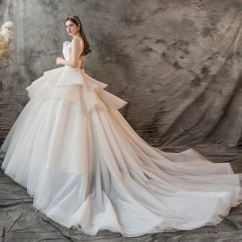 Charmant Champagne Robe De Mariée 2019 Robe Boule V Cou Perle Sans Manches Dos Nu Volants En Cascade Cathedral Train