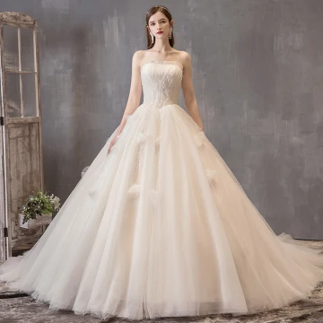 Stijlvolle Champagne Trouwjurken 2019 Baljurk Ruche Strapless Kralen Pailletten Mouwloos Ruglooze Chapel Train