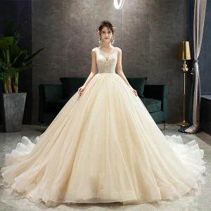 Élégant Champagne Robe De Mariée 2019 Princesse Encolure Dégagée Perlage Paillettes Sans Manches Dos Nu Tribunal Train
