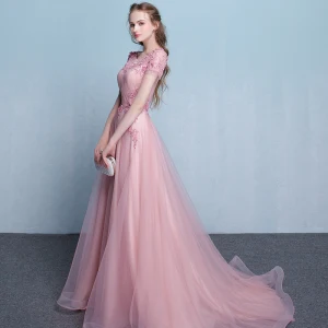 Fine Perle Rosa Selskapskjoler 2018 Prinsesse Appliques Blonder Blomst Paljetter Perle Scoop Halsen Ryggløse Korte Ermer Chapel Train Formelle Kjoler