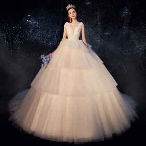 Fantastisk Champagne Bröllopsklänningar 2019 Balklänning Urringning Beading Ärmlös Halterneck Cathedral Train