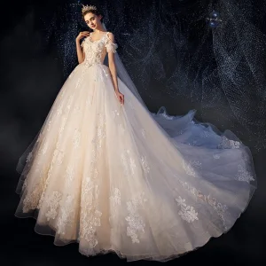 Stilig Champagne Bröllopsklänningar 2019 Balklänning Spaghettiband Beading Paljetter Pärla Spets Blomma Appliqués Ärmlös Halterneck Royal Train