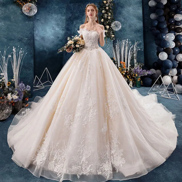 Stilig Champagne Gravid Bröllopsklänningar 2019 Balklänning Av Axeln Beading Pärla Paljetter Appliqués Spets Blomma Korta ärm Halterneck Royal Train