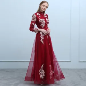 Style Chinois Bordeaux Robe De Soirée 2019 Princesse Col Haut Boutons Perlage Noeud En Dentelle Fleur Manches Longues Dos Nu Longue Robe De Ceremonie
