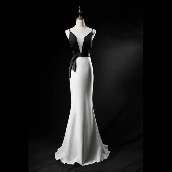 Chic Noire Blanche Robe De Soirée 2019 Trompette Sirène Bretelles Spaghetti Sans Manches Dos Nu Train De Balayage Robe De Ceremonie