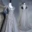 Haut de Gamme Gris Robe De Soirée 2019 Princesse U-Cou Fait main Perlage Cristal En Dentelle Fleur Sans Manches Plumes Train De Balayage Robe De Ceremonie