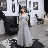 Encantador Gris Vestidos de noche 2019 A-Line / Princess Fuera Del Hombro Rebordear Perla Rhinestone Con Encaje Flor Manga Corta Sin Espalda Largos Vestidos Formales