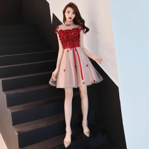 Charmant Bordeaux Robe De Fete 2019 Princesse Col Haut Cristal En Dentelle Fleur Appliques Mancherons Courte Robe De Ceremonie