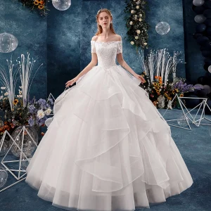 Moderne Mode Blanche Robe De Mariée 2019 Robe Boule De L 039 Épaule Perlage Paillettes En Dentelle Fleur Manches Courtes Dos Nu Volants En Cascade Longue