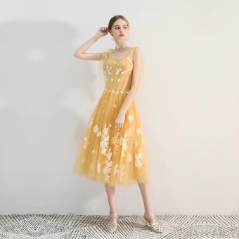 Chic Belle Jaune De Retour Robe De Graduation 2019 Princesse Encolure Carrée En Dentelle Fleur Sans Manches Dos Nu Thé Longueur Robe De Ceremonie