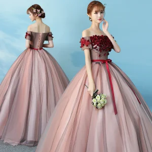 Elegant Rødmende Rosa Quinceañera Ballkjoler 2019 Ballkjole Av Skulderen Appliques Blonder Blomst Sløyfe Korte Ermer Ryggløse Lange Formelle Kjoler