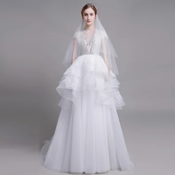 High End Vita Bröllopsklänningar 2019 Prinsessa Urringning Handgjort Beading Pärla Spets Blomma Paljetter Korta Ärm Cascading Volanger Domstol Tåg