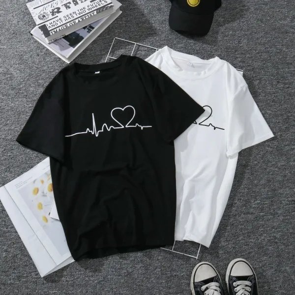 Désinvolte Été Ample Noire Forme de coeur T-Shirts 2021 Coton Encolure Dégagée Manches Courtes Hauts pour Femmes T-shirt