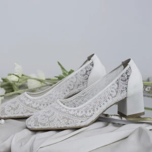 Haut De Gamme Blanche En Dentelle Fleur Chaussure De Mariée 2021 Cuir 5 Cm Talons Épais Noeud Pied Carré Mariage Escarpins Talons Hauts