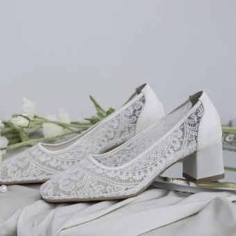 Haut De Gamme Blanche En Dentelle Fleur Chaussure De Mariée 2021 Cuir 5 Cm Talons Épais Noeud Pied Carré Mariage Escarpins Talons Hauts