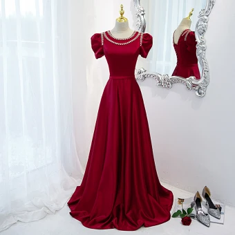 Élégant Bordeaux Satin Robe De Bal 2021 Princesse Encolure Dégagée Perle Faux Diamant Gonflée Manches Courtes Ceinture Dos Nu Longue Robe De Cérémonie