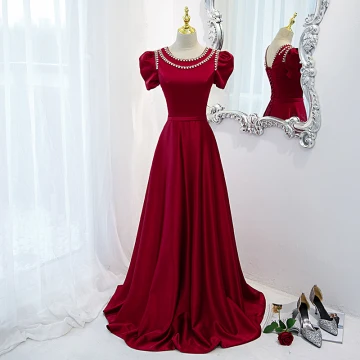 Élégant Bordeaux Satin Robe De Bal 2021 Princesse Encolure Dégagée Perle Faux Diamant Gonflée Manches Courtes Ceinture Dos Nu Longue Robe De Cérémonie