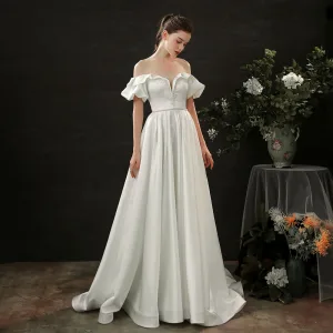 High End Ivory Creme Satin Brautkleider Hochzeitskleider 2021 A Linie Rüschen Off Shoulder Kurze Ärmel Rückenfreies Sweep Pinsel Zug Hochzeit