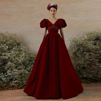 Élégant Bordeaux Robe De Bal Princesse 2021 V Cou Faux Diamant Gonflée Manches Courtes Dos Nu Train De Balayage Robe De Ceremonie