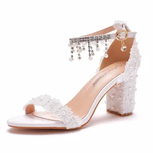 Charmant Witte Kant Bloem Bruidsschoenen 2021 Parel Rhinestone Enkelband 7 Cm Dikke Hak Peep Toe Huwelijk Hoge Hakken