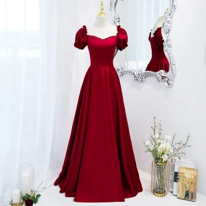Chic Belle Bordeaux Robe De Bal 2021 Satin Princesse Encolure Carrée Perlage Volants Manches Courtes Dos Nu Longue Robe De Ceremonie