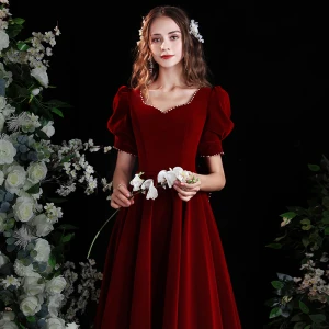 Fine Burgunder Suede Homecoming Graduation Kjoler 2021 Prinsesse Perle Firkantet Hals Puffy Korte Ermer Ryggløse Sløyfe Te Lengde Formelle Kjoler