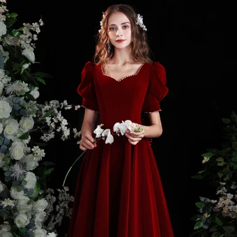 Chic Belle Bordeaux Daim De Retour Robe De Graduation 2021 Princesse Perle Encolure Carrée Gonflée Manches Courtes Dos Nu Noeud Thé Longueur Robe De Ceremonie