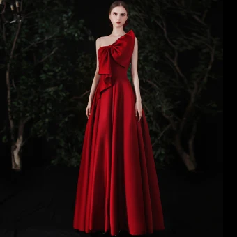 Mode Bordeaux Satin Robe De Bal 2021 Princesse Une Épaule Noeud Sans Manches Dos Nu Longue Robe De Ceremonie