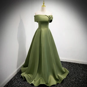 Simple Vert Trèfle Satin Robe De Bal 2021 Princesse De L Épaule Manches Courtes Dos Nu Train De Balayage Promo Robe De Ceremonie