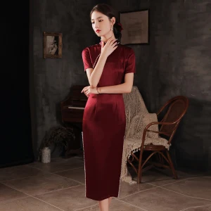 Style Chinois Bordeaux Satin Cheongsam 2021 Trompette Sirène Perle Col Haut Manches Courtes Soirée Longue Cheongsam