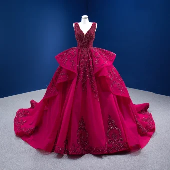 Élégant Bordeaux Robe De Mariée 2021 Robe Boule Perlage Perle Paillettes V Cou Sans Manches Dos Nu Volants En Cascade Cathedral Train Mariage