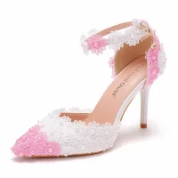 Élégant Rougissant Rose Blanche En Dentelle Fleur Chaussure De Mariée 2021 Perle Bride Cheville 9 cm Talons Aiguilles À Bout Pointu Mariage Talons Hauts