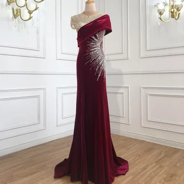 Haut De Gamme Bordeaux Daim Robe De Soirée 2021 Trompette Sirène Encolure Dégagée Perlage Faux Diamant Paillettes Soirée Manches Courtes Train De Balayage Robe De Ceremonie