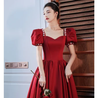 Élégant Bordeaux Perlage Perle Robe De Bal 2021 Princesse Satin Encolure Carrée Gonflée Manches Courtes Dos Nu Longue Robe De Ceremonie