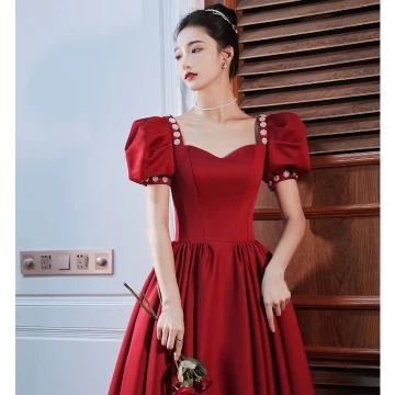 Elegant Burgunder Beading Perle Ballkjoler 2021 Prinsesse Satin Firkantet Hals Puffy Korte Ermer Ryggløse Lange Formelle Kjoler