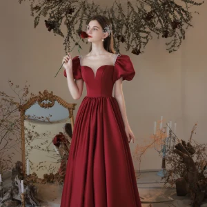 Élégant Bordeaux Satin Robe De Bal 2021 Princesse Perlage Gonflée Encolure Dégagée Manches Courtes Promo Longue Robe De Ceremonie