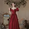 Élégant Bordeaux Satin Robe De Bal 2021 Princesse Perlage Gonflée Encolure Dégagée Manches Courtes Promo Longue Robe De Ceremonie
