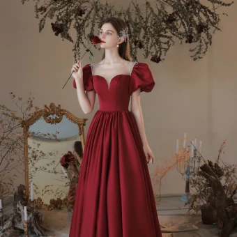 Élégant Bordeaux Satin Robe De Bal 2021 Princesse Perlage Gonflée Encolure Dégagée Manches Courtes Promo Longue Robe De Ceremonie