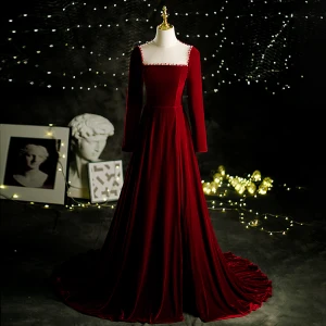Élégant Bordeaux Daim Velour Robe De Bal 2021 Princesse Encolure Carrée Perlage Manches Longues Train De Balayage Robe De Ceremonie