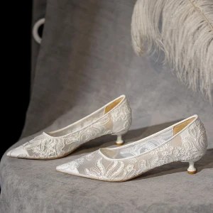 Elegante Witte Kant Bloem Bruidsschoenen 2021 3 Cm Naaldhakken Stiletto Lage Hak Spitse Neus Huwelijk Pumps Hoge Hakken