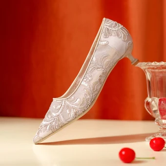 Élégant Champagne En Dentelle Fleur Chaussure De Mariée 2021 À Bout Pointu 3 Cm Talons Aiguilles Talon Bas Mariage Escarpins Talons Hauts