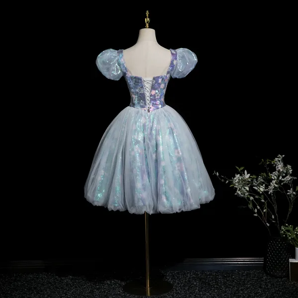 Sexy Bleu Ciel Paillettes Courte Robe De Fête 2025 Robe Boule Encolure Carrée Gonflée Manches Courtes Dos Nu Soirée Robe De Ceremonie