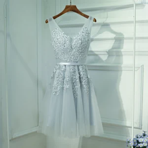 Chic Belle Argenté Robe Pour Mariage 2017 Dentelle Fleur Lanières Sans Manches V Cou Dos Nu Princesse Courte Robe Demoiselle D Honneur