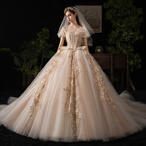 Luxus / Herrlich Viktorianischer Stil Vintage Champagner Brautkleider / Hochzeitskleider 2019 Ballkleid Rundhalsausschnitt Perlenstickerei Spitze Blumen Kurze Ärmel Rückenfreies Königliche Schleppe